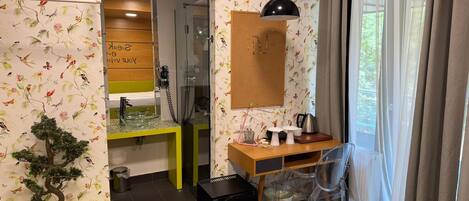In-room safe, soundproofing, iron/ironing board, free WiFi