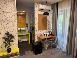 Caja fuerte, sistema de insonorización, tabla de planchar con plancha