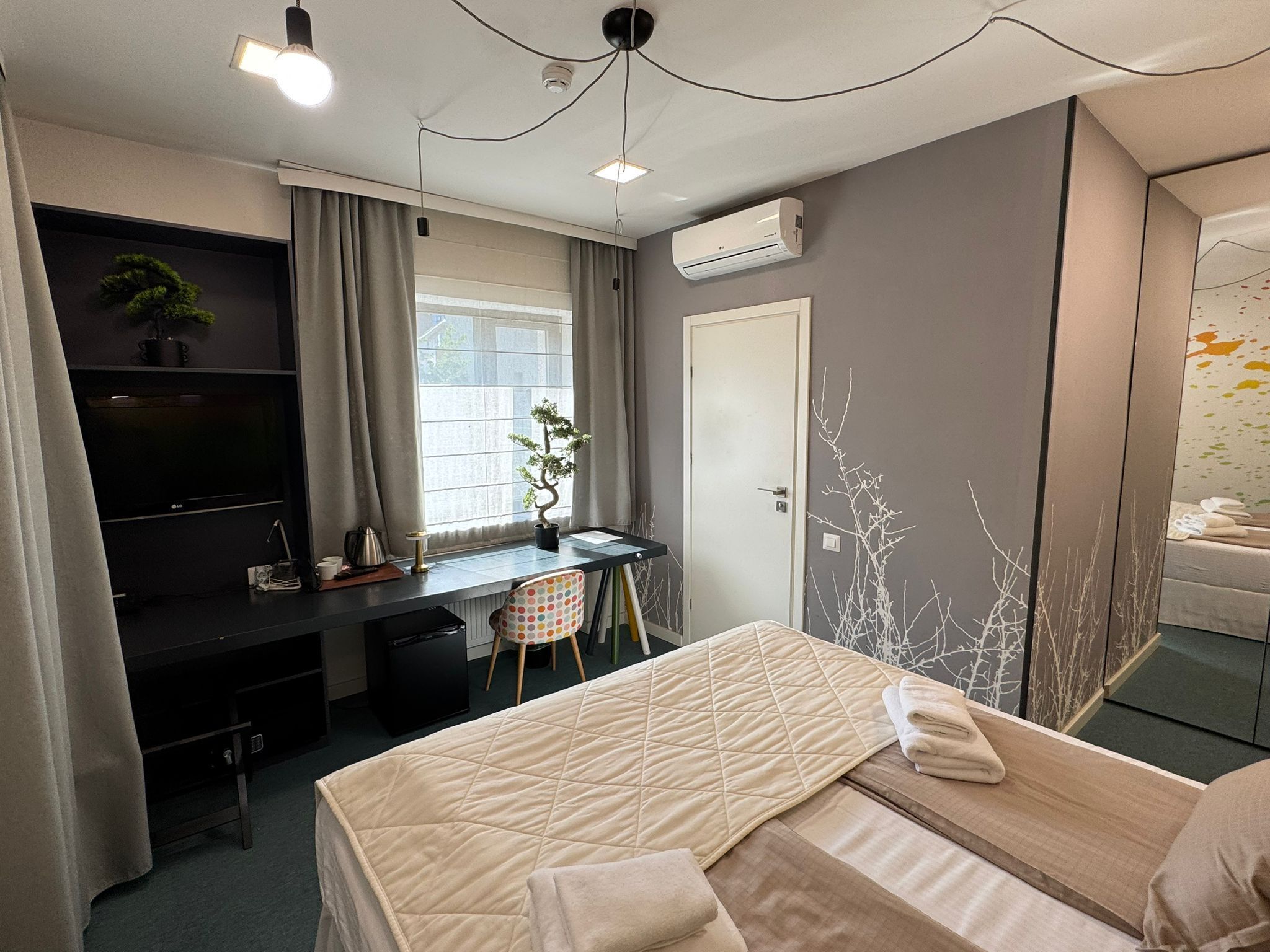 Camera Superior con letto matrimoniale o 2 letti singoli, vista giardino | Una cassaforte in camera, insonorizzazione, ferro/asse da stiro