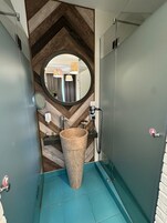Caja de seguridad en la habitación y sistema de insonorización 