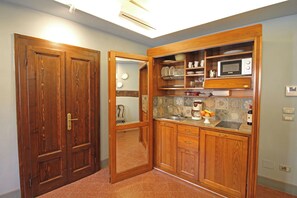 Kühlschrank, Mikrowelle, Herdplatte, Wasserkocher mit Kaffee-/Teezubehör