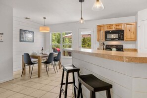 Dining - Canyon Cottage: Hill Country Getaway, Hot Tub & Fire Pit, Mins to Whitewater Amphitheater & Tubing (Canyon Lake)