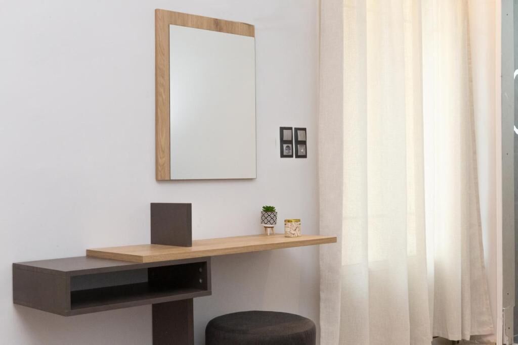 جناح عادي - بشرفة - بمنظر جزئي للبحر | المنشأة من الداخل