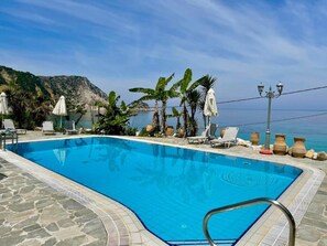 Outdoor pool - Petani Beach Suites (Lixouri)