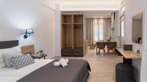 Een moderne hotelkamer met een bed, nachtkastjes, een bureau en een kledingkast.