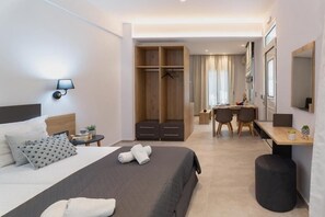 Suite Standard, balcone, vista mare parziale | Una cassaforte in camera, Wi-Fi gratuito