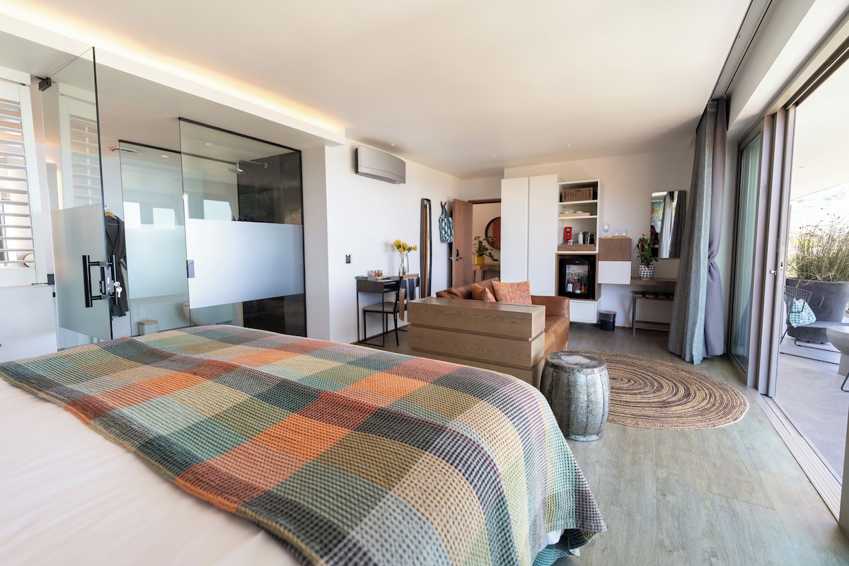 Suite Deluxe, 1 cama de matrimonio grande, baño privado, vistas al mar | Caja fuerte, escritorio, espacio para trabajar con un portátil