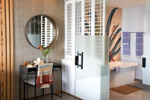 Deluxe-Suite, Terrasse, Meerblick | Badezimmer | Haartrockner, Hausschuhe, Handtücher, Seife