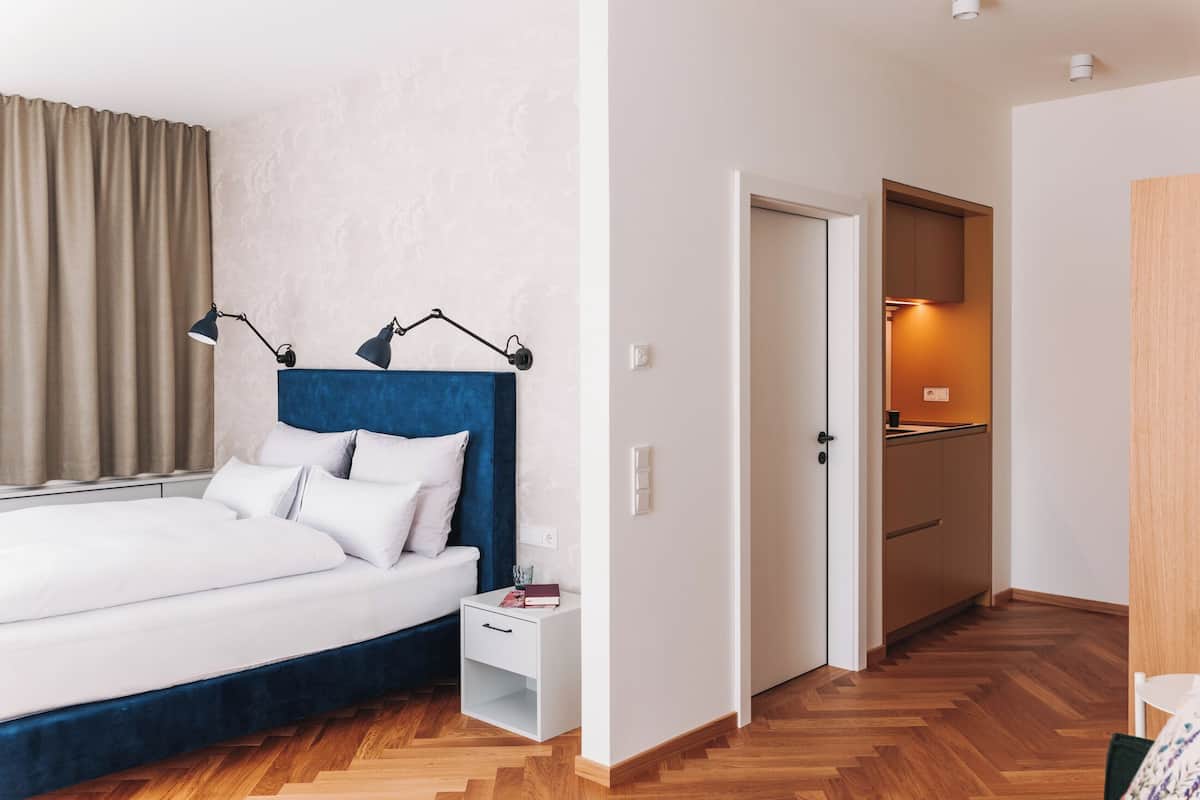 Deluxe Studio Suite | In-room safe, blackout drapes, soundproofing, iron/ironing board