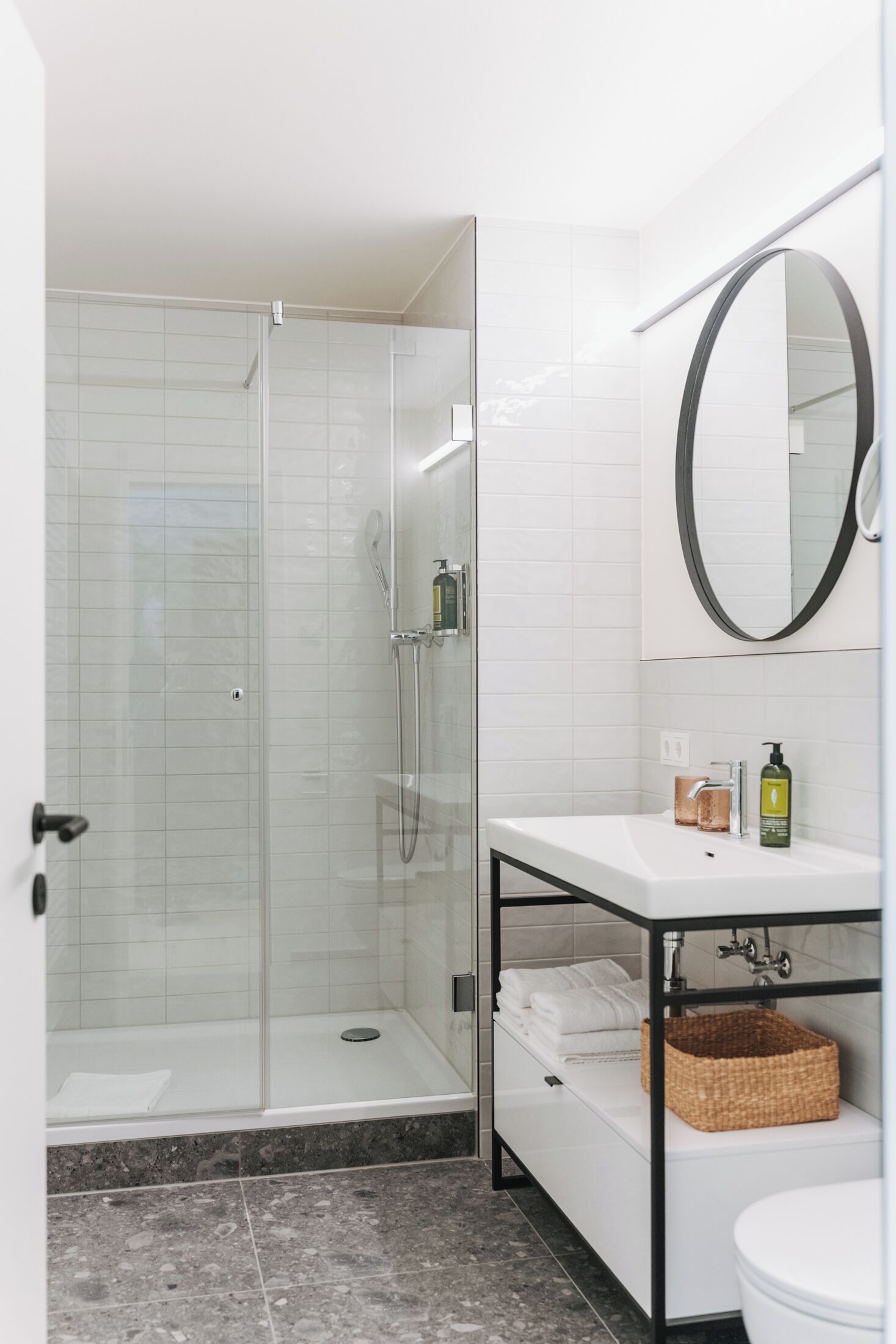 Estudi estàndard | Bany | Dutxa, assecador de cabells, sabatilles i tovalloles 