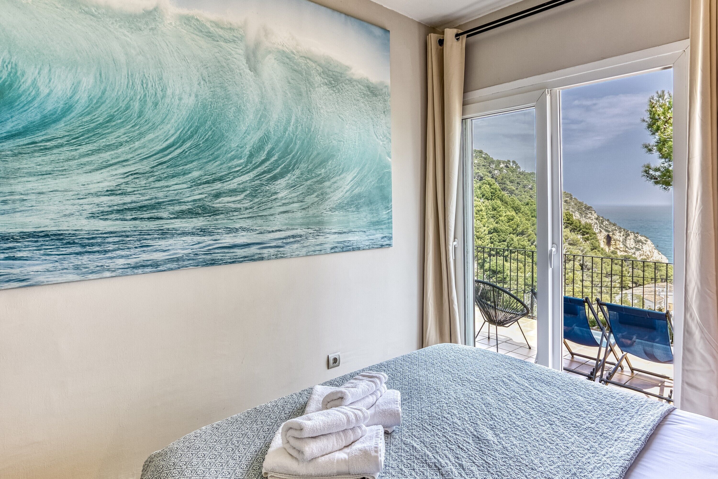 Een strijkplank/strijkijzer, wifi, beddengoed