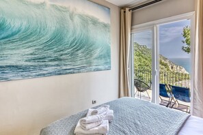 Tabla de planchar con plancha, wifi y ropa de cama 