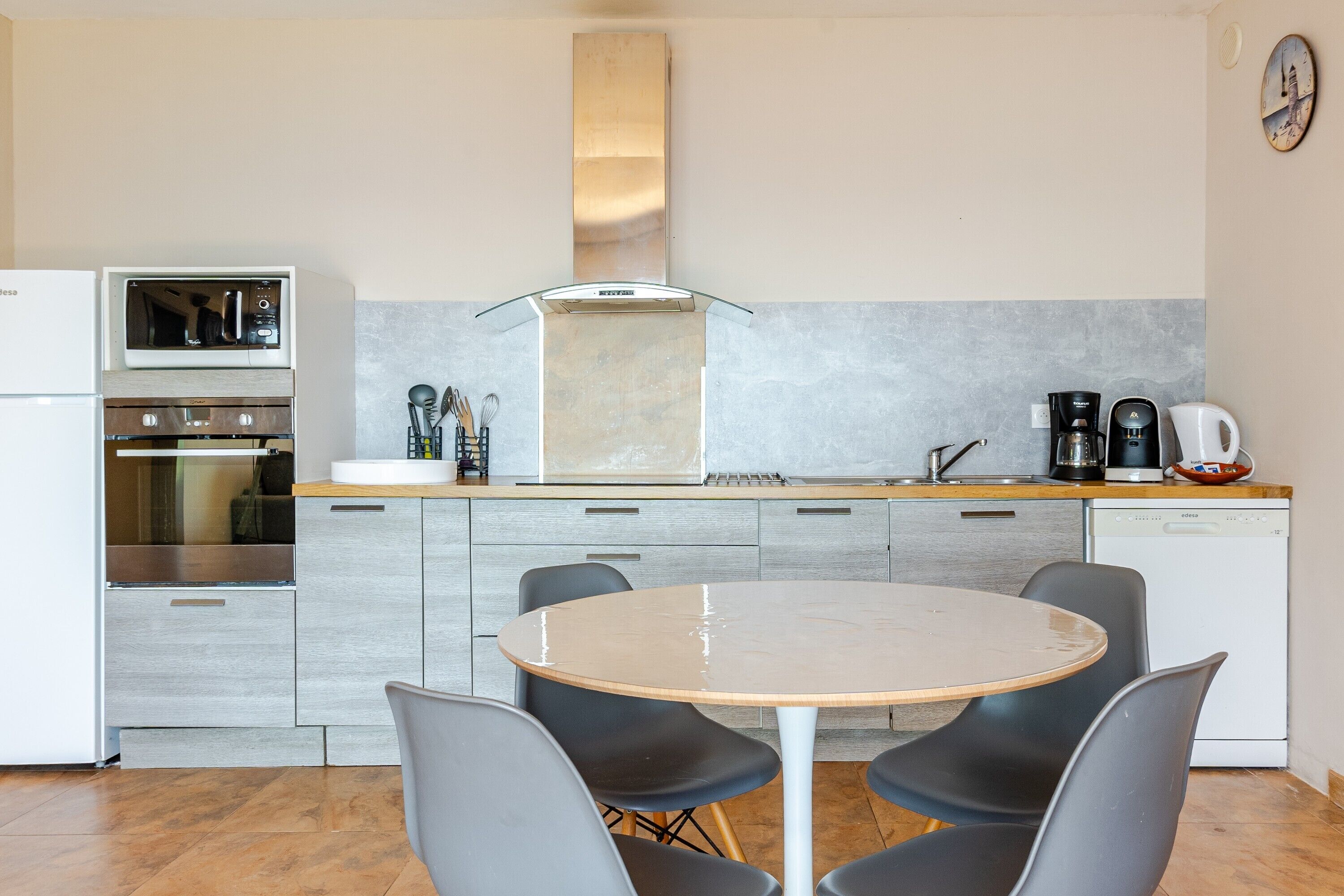 Réfrigérateur, micro-ondes, four, plaque de cuisson