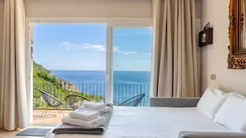 Tabla de planchar con plancha, wifi y ropa de cama