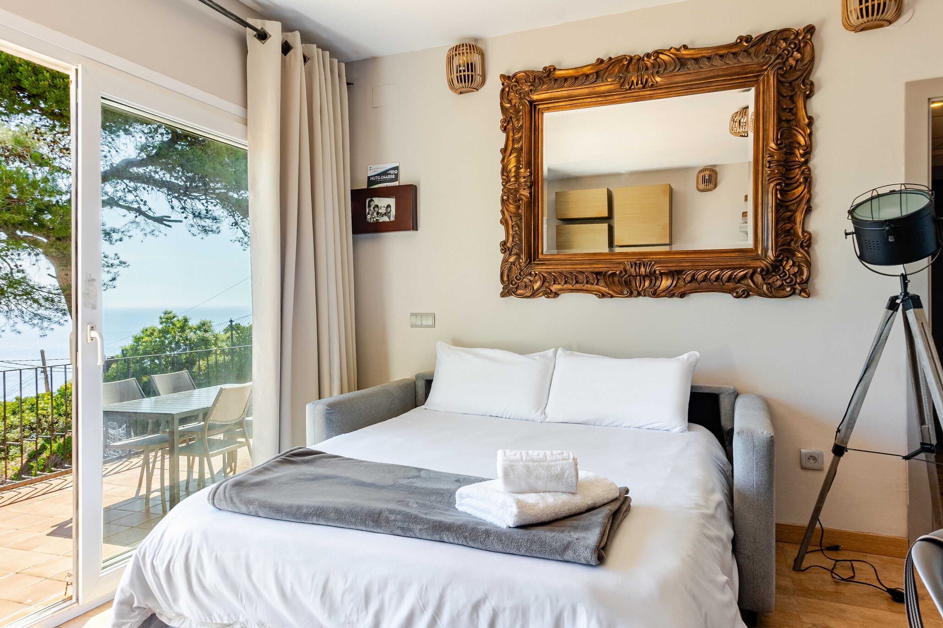 Silitysrauta/-lauta, Wi-Fi, vuodevaatteet