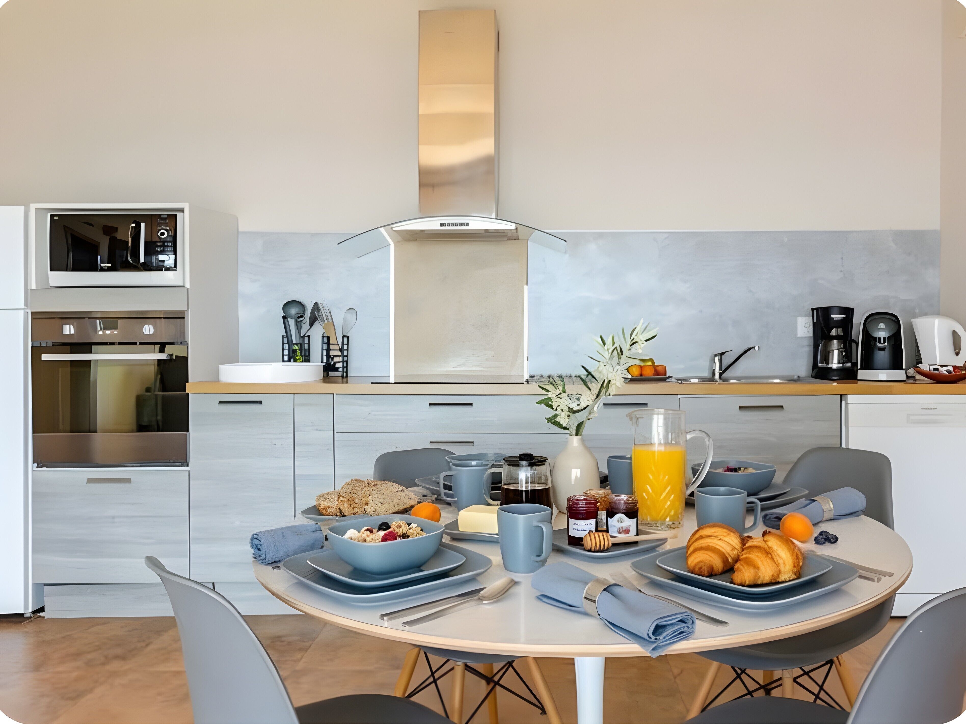 Eine moderne Küche mit Essbereich, ausgestattet mit Herd, Backofen und diversen Küchengeräten.