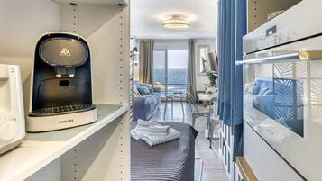 Een strijkplank/strijkijzer, wifi, beddengoed