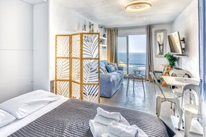Tabla de planchar con plancha, wifi y ropa de cama 