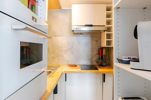 Een koelkast, een microgolfoven, een oven, een kookplaat