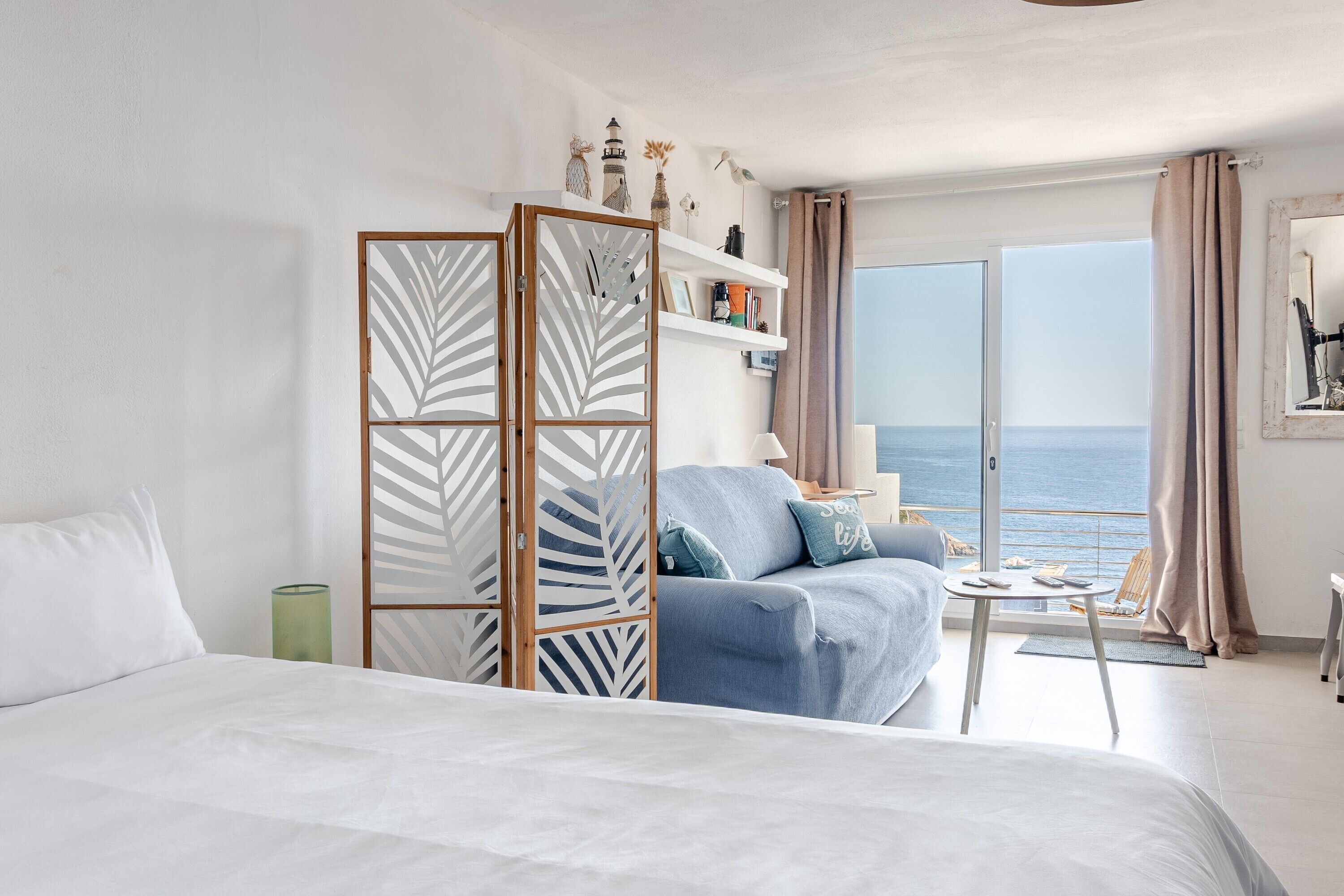 Een strijkplank/strijkijzer, wifi, beddengoed