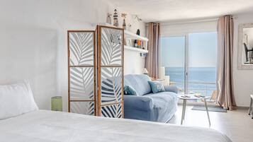 Een strijkplank/strijkijzer, wifi, beddengoed