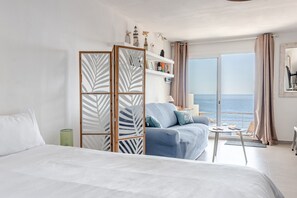 Een strijkplank/strijkijzer, wifi, beddengoed