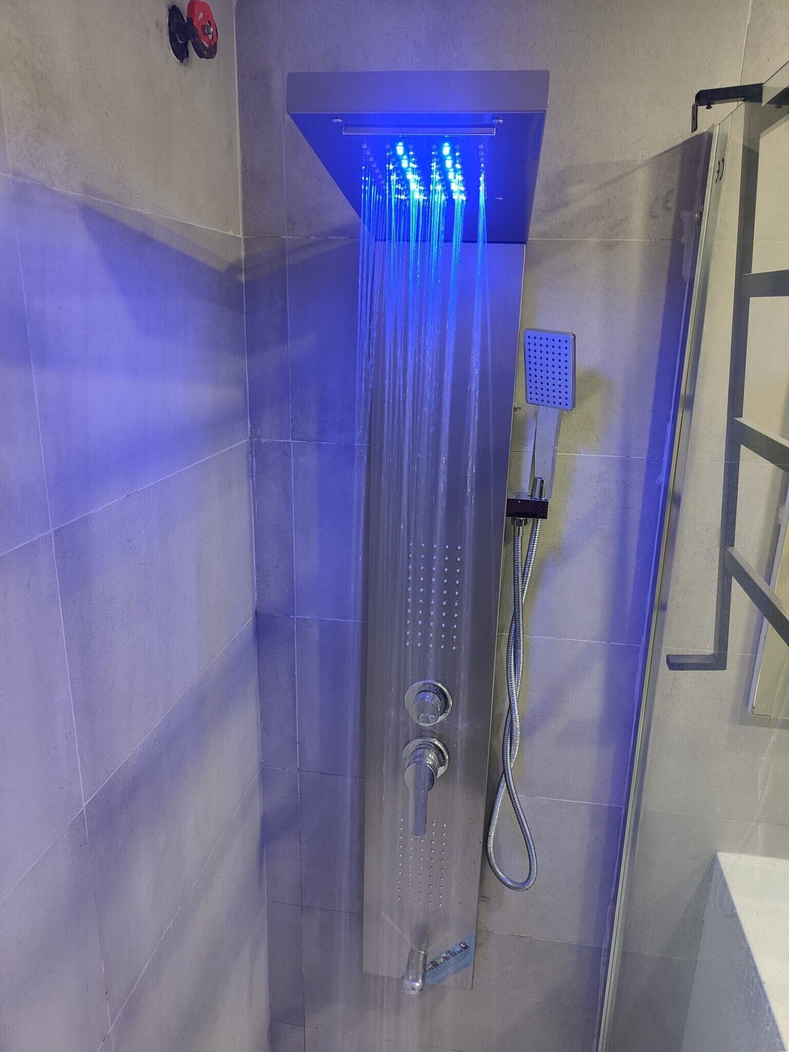 Een douche, een haardroger, handdoeken