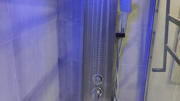 Een douche, een haardroger, handdoeken