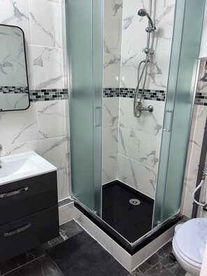 Shower, towels, soap, toilet paper - Le Darcy / DIJON train station and city center (Dijon)