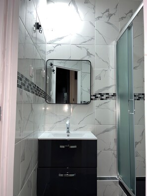 Dusch, handdukar, tvål och toalettpapper