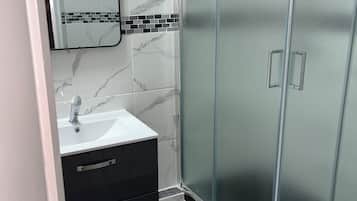 Douche, serviettes fournies, savon, papier toilette