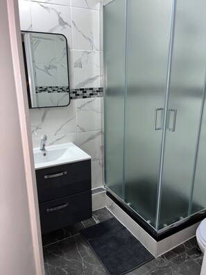 Douche, serviettes fournies, savon, papier toilette