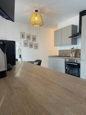 Private kitchen - Facing the ocean breeze, apartment 50 meters from the beach (Fort-Mahon-Plage)