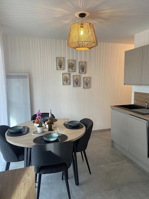 Dining - Facing the ocean breeze, apartment 50 meters from the beach (Fort-Mahon-Plage)