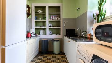 Coffee/tea maker, fridge, microwave, oven