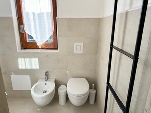 淋浴設備、風筒、坐浴桶、提供毛巾