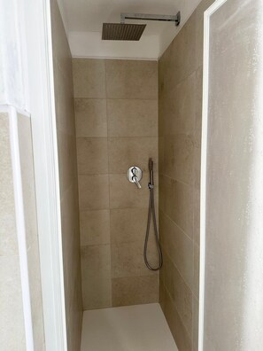 Dusche, Haartrockner, Bidet, Handtücher
