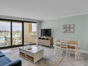 TV - Inviting 2 Bedroom Condo in Beachside II at Sandestin Golf and Beach Resort (Miramar Beach)