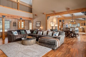 Smart TV, fireplace, video games, computer monitors - Mountain Retreat Villa I Private Hot Tub I Great Views I Game Room I Discounted Attractions (Fraser)