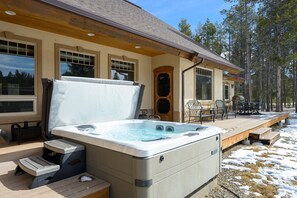 Outdoor spa tub - Mountain Retreat Villa I Private Hot Tub I Great Views I Game Room I Discounted Attractions (Fraser)