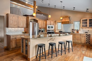 Fridge, microwave, oven, stovetop - Mountain Retreat Villa I Private Hot Tub I Great Views I Game Room I Discounted Attractions (Fraser)