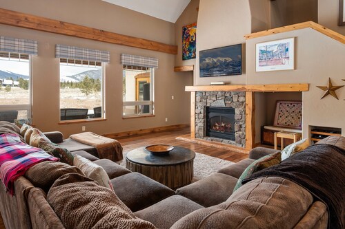 Mountain Retreat Villa I Private Hot Tub I Great Views I Game Room I Discounted Attractions