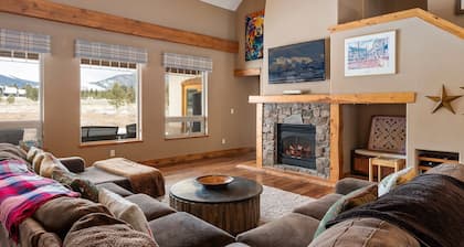 Mountain Retreat Villa I Private Hot Tub I Great Views I Game Room I Discounted Attractions