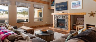 Mountain Retreat Villa I Private Hot Tub I Great Views I Game Room I Discounted Attractions