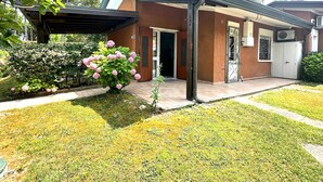 วิลล่า, 2 ห้องนอน, ลานระเบียง, วิวสวน | ลานระเบียง/นอกชาน