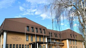 A building with a brown tiled roof and a sign reading "Kaiserhof Feldberg". - Kaiserhof Feldberg by Belvilla Resorts-twin Room (Feldberger Seenlandschaft)