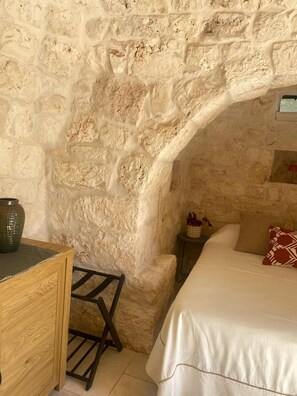 Internet, bed sheets - Ancient Saracen Trullo from the 1700s nestled in the green of Puglia's centuries-old olive grove (ostuni)