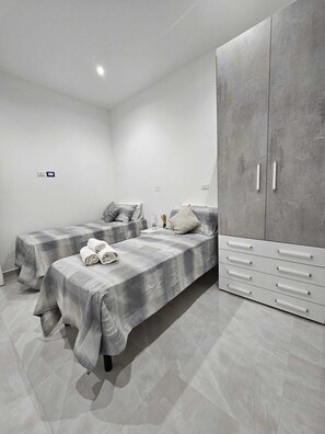 3 chambres, fer et planche à repasser, Wi-Fi, draps fournis