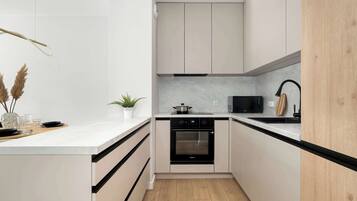 Kühlschrank, Mikrowelle, Ofen, Herdplatte