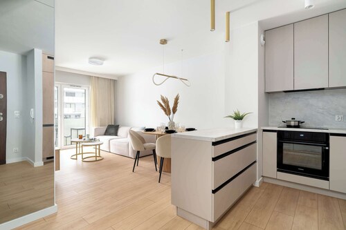 Jasielska 11 Poznań | Beige and Green Apartment with Parking and Bathtub